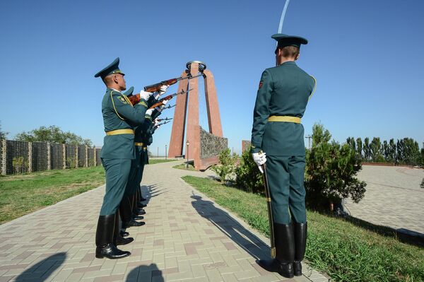 Солдаты Национальной гвардии произвели оружейный залп на митинге-реквиеме в Бишкеке - Sputnik Кыргызстан