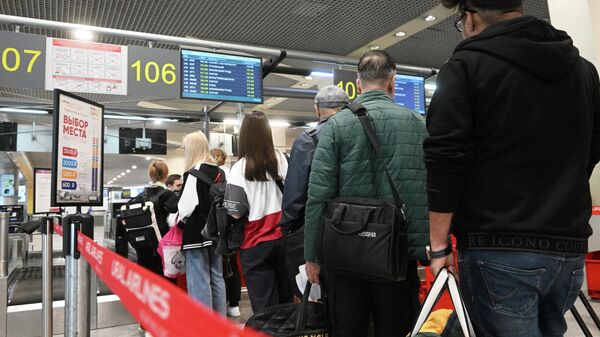 Пассажиры у стойки регистрации в аэропорту - Sputnik Кыргызстан
