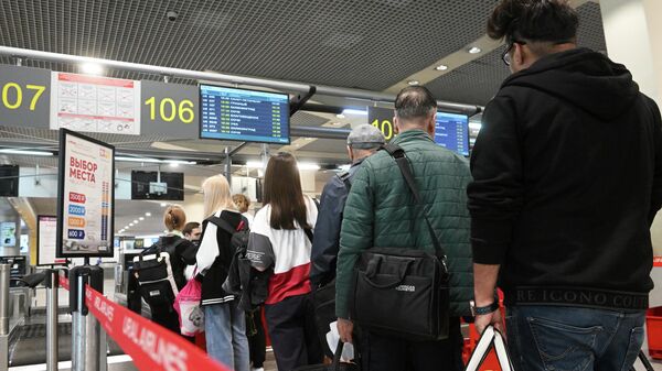 Пассажиры у стойки регистрации в аэропорту. Архивное фото - Sputnik Кыргызстан