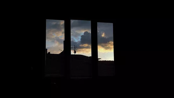 Вид на окно в доме, где нет электричества. Иллюстративное фото - Sputnik Кыргызстан