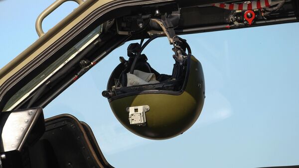 Тик учактагы пилоттун шлеми. Архивдик сүрөт - Sputnik Кыргызстан