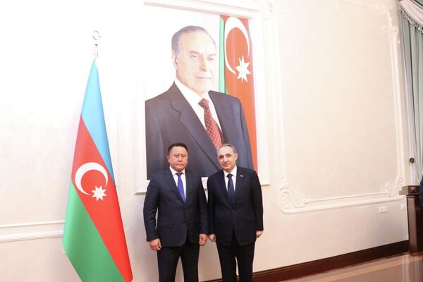 Также Зулушев провел встречу с коллегой из Азербайджан Кямраном Алиевым. Они договорились об обмене опытом по ряду ключевых направлений, обсудили вопросы укрепления и расширения сотрудничества между генпрокуратурами стран СНГ и ОЭС - Sputnik Кыргызстан