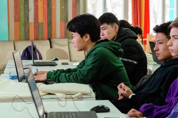 Университеттин мугалимдери кыргызстандык окуучуларга бир жума бою физика жана математика боюнча интенсивдүү курс өтөт - Sputnik Кыргызстан