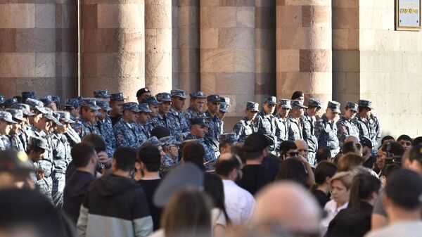 Полицейские и участники протестов в связи с обострением ситуации в Нагорном Карабахе на площади Республики в Ереване. - Sputnik Кыргызстан