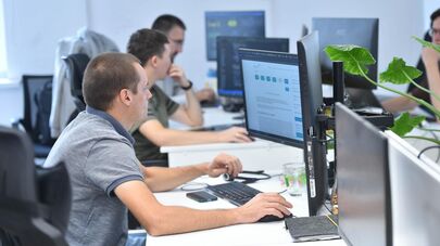 Глава кабмина КР посетил столичный IT-коворкинг центр