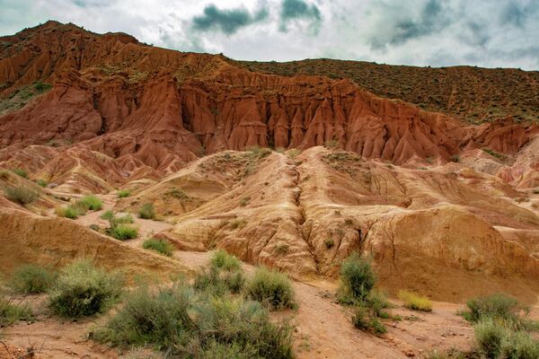 Здешние холмы и скалы сформированы из глины, суглинка, минералов и горных пород разных цветов - Sputnik Кыргызстан