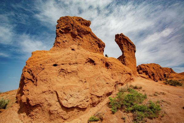 Красные глиняные скалы в каньоне Сказка - Sputnik Кыргызстан