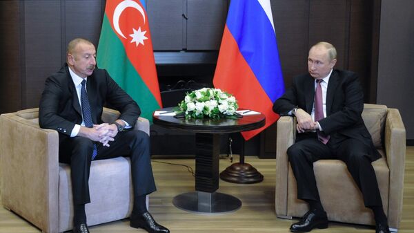 Президент РФ Владимир Путин и президент Азербайджана Ильхам Алиев. Архивное фото - Sputnik Кыргызстан