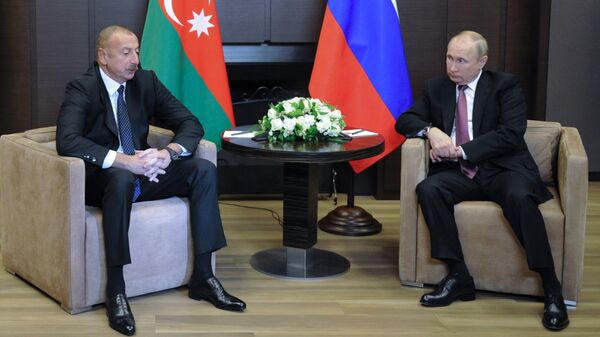 Президент РФ Владимир Путин и президент Азербайджана Ильхам Алиев. Архивное фото - Sputnik Кыргызстан