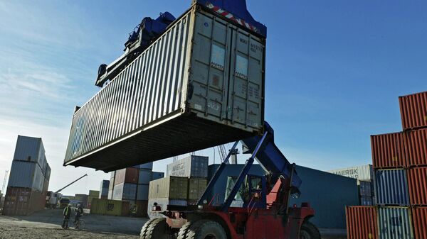 Отгрузка и разгрузка грузов на международном грузовом контейнерном терминале. Архивное фото - Sputnik Кыргызстан