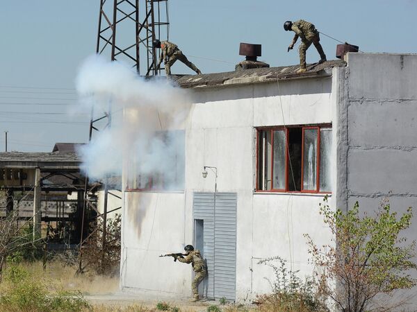 Силовики штурмуют здание  - Sputnik Кыргызстан