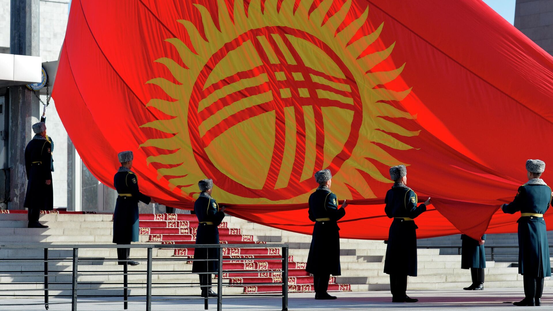 Государственный флаг КР на площади Ала-Тоо в Бишкеке. Архивное фото  - Sputnik Кыргызстан, 1920, 14.11.2023
