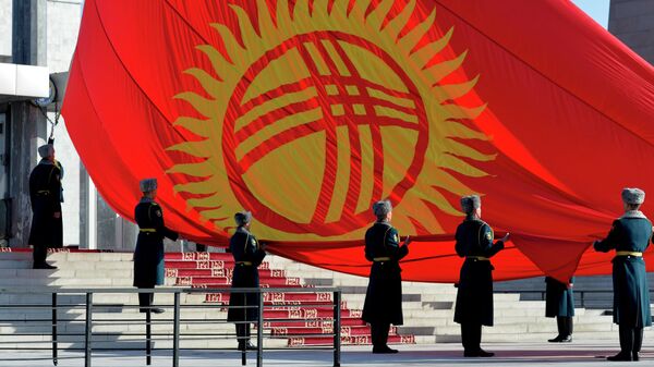 Государственный флаг КР на площади Ала-Тоо в Бишкеке. Архивное фото  - Sputnik Кыргызстан
