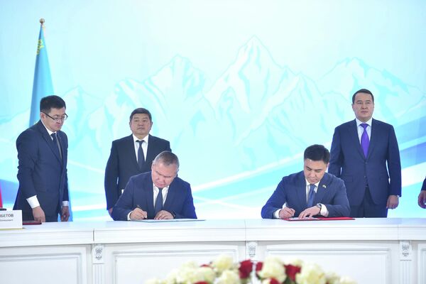 В рамках первого кыгызско-казахского межрегионального форума состоялся бизнес-диалог между предпринимателями двух стран, подписаны коммерческие соглашения на сумму более 60 миллионов долларов - Sputnik Кыргызстан