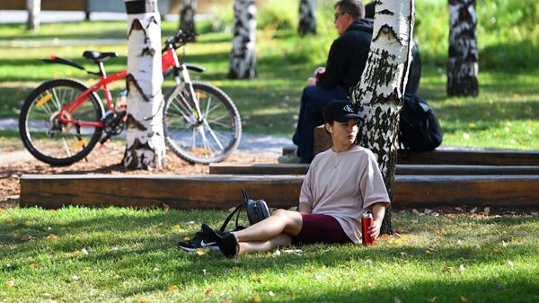 Девушка отдыхает в парке. Архивное фото - Sputnik Кыргызстан