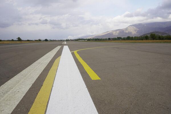 Фундамент аэропорта Караван заложили в 1976 году, первый самолет приземлился здесь в 1980-м - Sputnik Кыргызстан