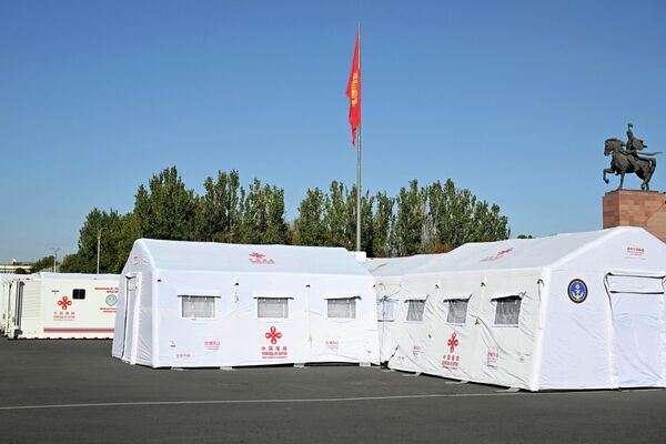 Садыр Жапаров передал для нужд Министерства чрезвычайных ситуаций два мобильных полевых госпиталя - Sputnik Кыргызстан