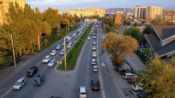 Автомобили на Южной магистрали в Бишкеке, после нанесения новой разметки для общественного транспорта - Sputnik Кыргызстан