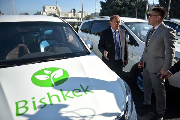 Электромобили сегодня показали мэру Эмильбеку Абдыкадырову - Sputnik Кыргызстан