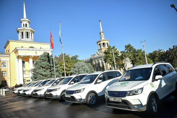 Пока машин 10, всего ожидается поставка 100 авто - Sputnik Кыргызстан