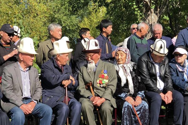 В селе Кызыл-Бирлик Аламудунского района 24 сентября прошло торжественное празднование 100-летия ветерана Великой Отечественной войны Аспека Джумашева - Sputnik Кыргызстан