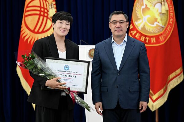 Күмүш медаль алган Айпери Медет кызына — 750 миң сом, - Sputnik Кыргызстан