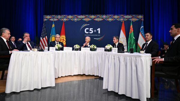Президент США Джо Байден и госсекретарь США Энтони Блинкен участвуют во встрече c президентами стран Центральной Азии 5+1 - Sputnik Кыргызстан