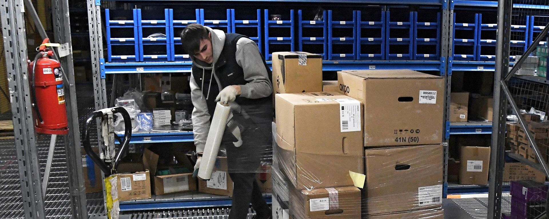 Работник склада оборачивает коробки пленкой в логистическом парке. Архивное фото - Sputnik Кыргызстан, 1920, 27.09.2023