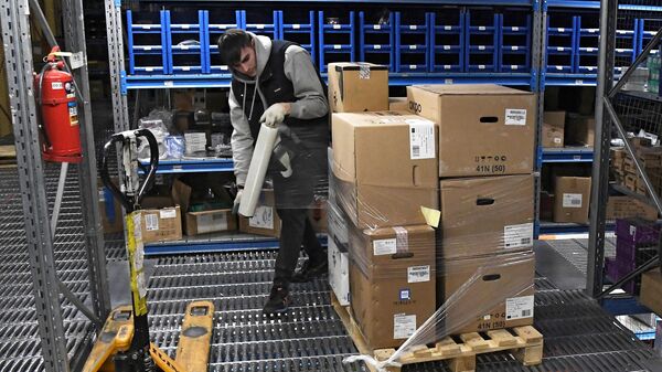 Работник склада оборачивает коробки пленкой в логистическом парке. Архивное фото - Sputnik Кыргызстан
