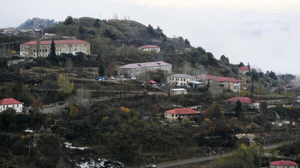 Вид на дома и автомобильную дорогу в городе Лачин (Бердзор) в Нагорном Карабахе. Архивное фото - Sputnik Кыргызстан