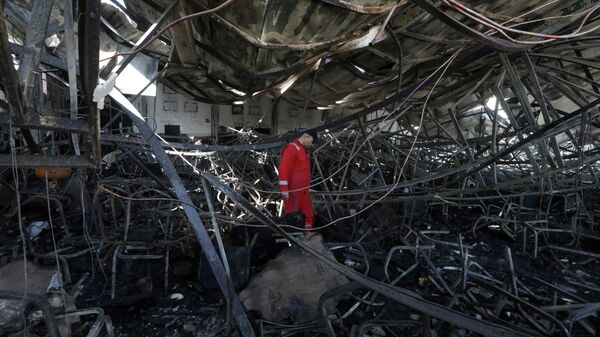 Пожарный проверяет ущерб в зале для мероприятий Хамдании, после того, как во время свадьбы вспыхнул пожар - Sputnik Кыргызстан