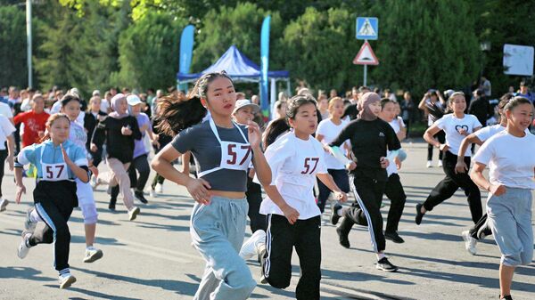 3 тысяч человек приняли участие в забеге ко Дню города в Оше  - Sputnik Кыргызстан