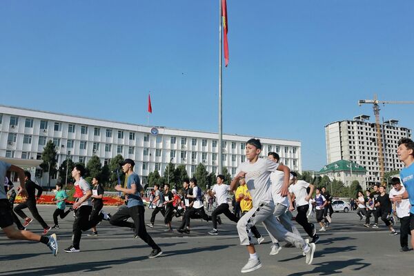 На центральной площади Оша 30 сентября состоялся массовый легкоатлетический забег, приуроченный к Дню города - Sputnik Кыргызстан
