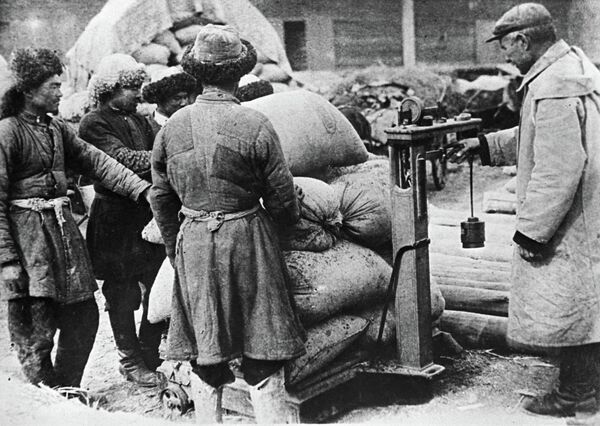 Жыйналган түшүмдү мамлекетке өткөрүп жаткан дыйкан. 1931-жыл. - Sputnik Кыргызстан