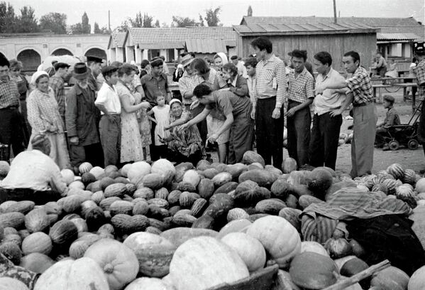 Бышкан коон, дарбыздарын базарга алып чыккан багбандар. Ош шаары, 1970-жыл. - Sputnik Кыргызстан
