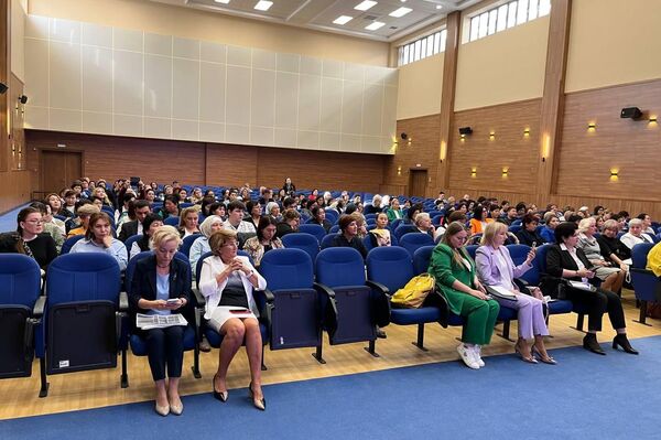 В Бишкеке сегодня стартовал Международный российско-кыргызский форум учителей &quot;Взгляд в будущее&quot; - Sputnik Кыргызстан