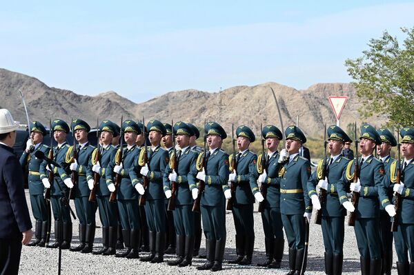 Президент выразил надежду, что найдется много предприимчивых молодых людей, готовых пойти по стопам выдающихся предков, служивших народу. - Sputnik Кыргызстан