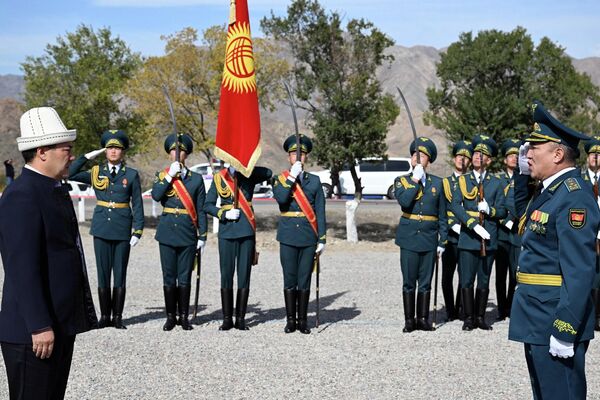 Садыр Жапаров принял участие в церемонии открытия памятника Ормон хану по случаю 230-летия со дня его рождения - Sputnik Кыргызстан