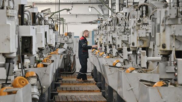 Рабочий во время производства на заводе - Sputnik Кыргызстан