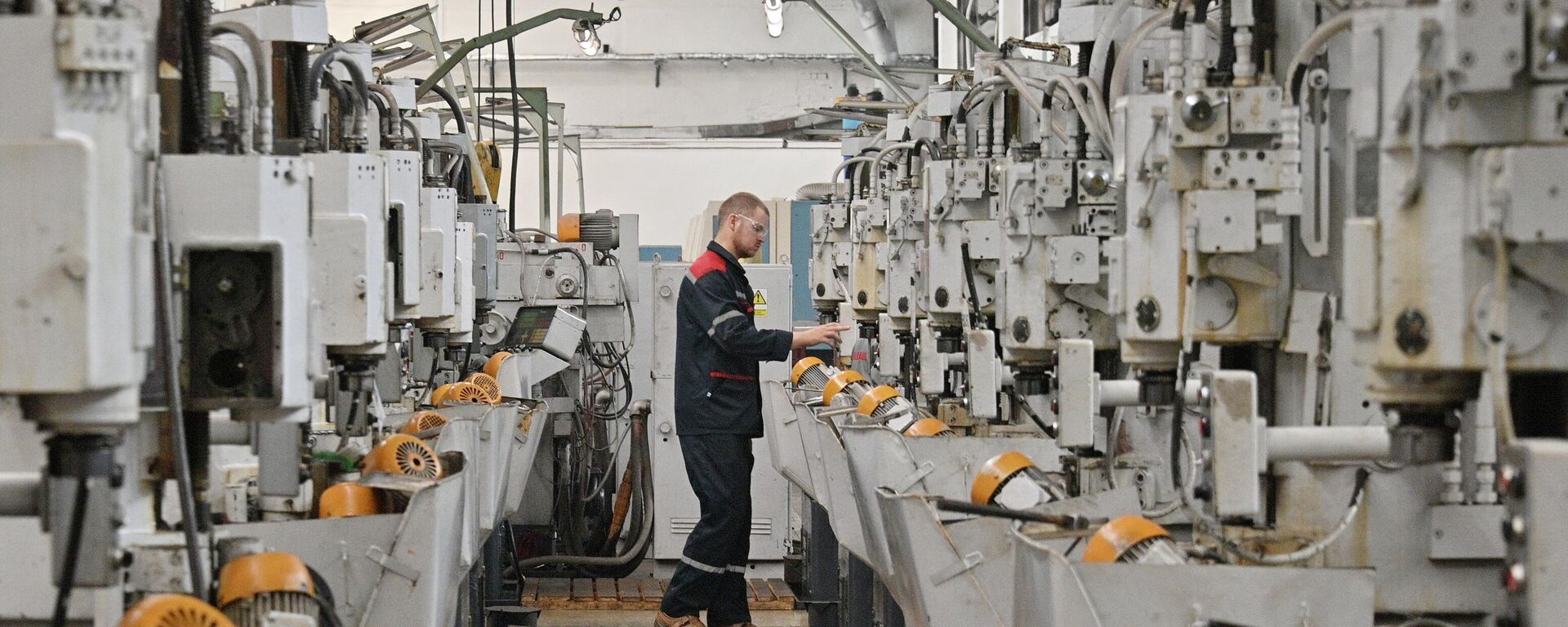 Рабочий во время производства на заводе - Sputnik Кыргызстан, 1920, 03.10.2023