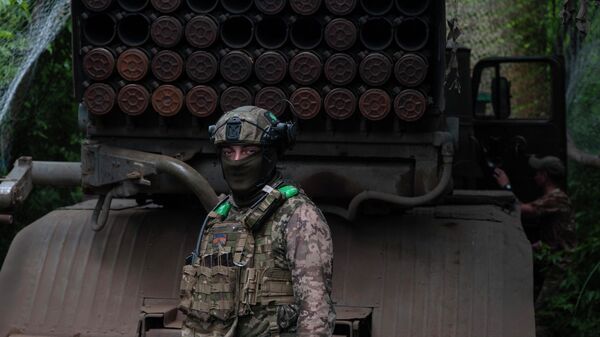 Украиналык жоокер Донецк облусундагы Бахмуттун жанындагы фронтто BM-21 Grad MLRSтин жанында турат - Sputnik Кыргызстан