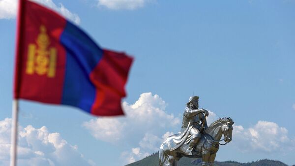 Национальный флаг Монголии и конная статуя Чингисхана - Sputnik Кыргызстан