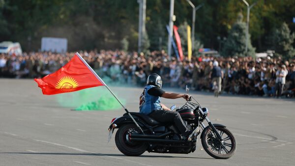 Ош шаарынын күнүнө карата борбордук аянтта автоунаалар менен мотоциклдердин фестивалы өттү - Sputnik Кыргызстан