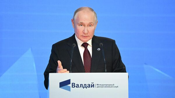 Президент РФ Владимир Путин на пленарной сессии XX Ежегодного заседания Международного дискуссионного клуба Валдай - Sputnik Кыргызстан