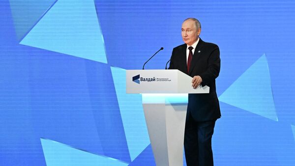 Президент РФ Владимир Путин на пленарной сессии XX Ежегодного заседания Международного дискуссионного клуба Валдай  - Sputnik Кыргызстан