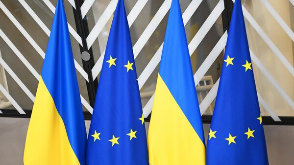 Государственные флаги Украины и флаги с символикой Евросоюза. Архивное фото - Sputnik Кыргызстан