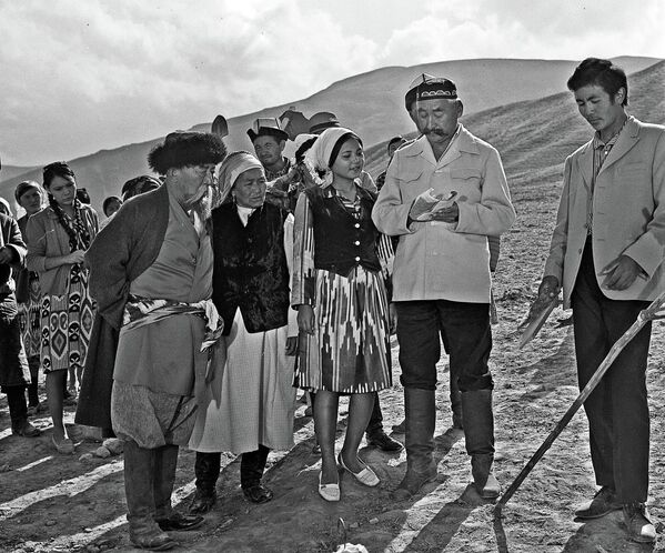 Жаңы көчүрүлгөн айылда жер бөлүшкөн айылдаштар - Sputnik Кыргызстан