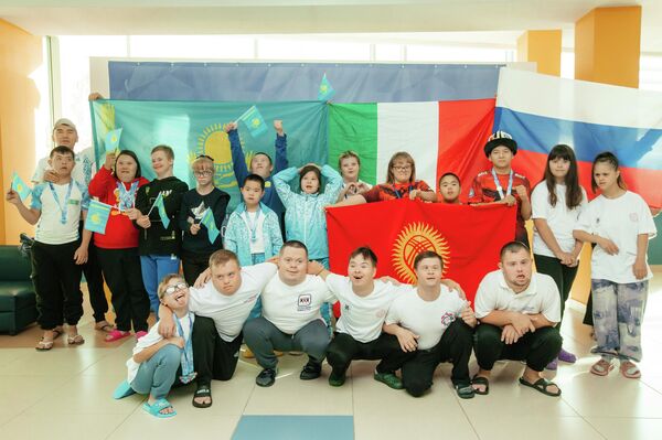 В них участвовали 200 пловцов из России, Казахстана, Беларуси, Италии, Кыргызстана - Sputnik Кыргызстан
