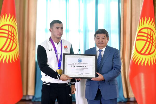 Министрлер кабинетинин 1 миллион 250 миң сомдук сертификаты Акжол Махмудовго тапшырылды - Sputnik Кыргызстан