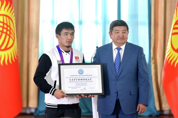 Министрлер кабинетинин 1 миллион 250 миң сомдук сертификаты Жоламан Шаршенбековго тапшырылды - Sputnik Кыргызстан